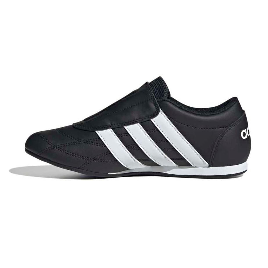 Perfil lateral esquerdo do tênis Adidas Tekwen preto destacando as três listras e o solado fino